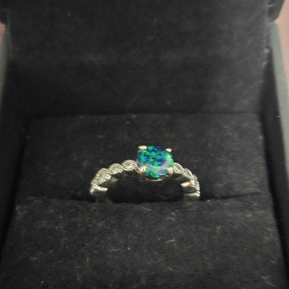 Elegant Silver Ring with Green Gemstone
